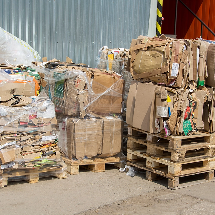 FET Abfalltransporte – Gewerbliche Beförderung und Entsorgung von Recyclingmaterial Gepresste Karton- und Papierabfälle auf Paletten – FET transportiert gewerbliche Abfälle sicher, regional und grenzüberschreitend gemäß gesetzlichen Vorschriften.