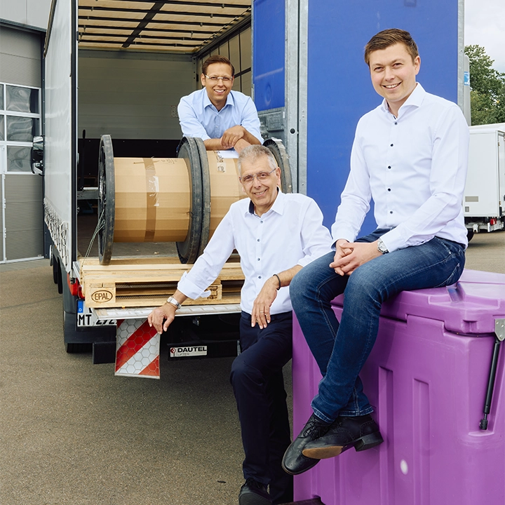 FET Aufbau- und Belieferungsservices – Individuelle Logistiklösungen bis zum Endkunden Geschäftsführer und Mitarbeiter der FET GmbH mit Transportgut – individuelle Aufbau-, Montage- und Belieferungsservices für Kunden in ganz Europa.