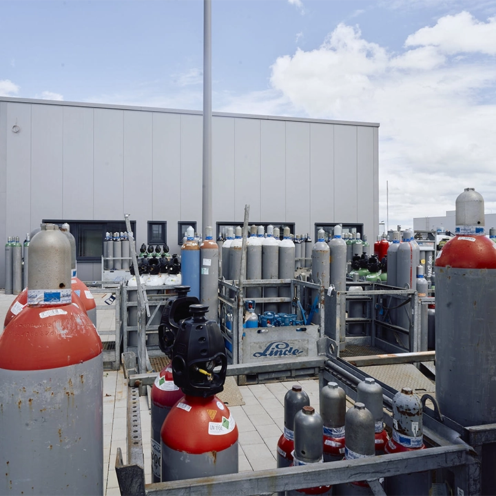 FET Gefahrguttransport – Sicherer Transport gefährlicher Güter in Europa Gasflaschen und Gefahrgutbehälter auf dem Betriebsgelände von FET – spezialisierte Fahrzeuge und geschultes Personal für den sicheren Gefahrguttransport.