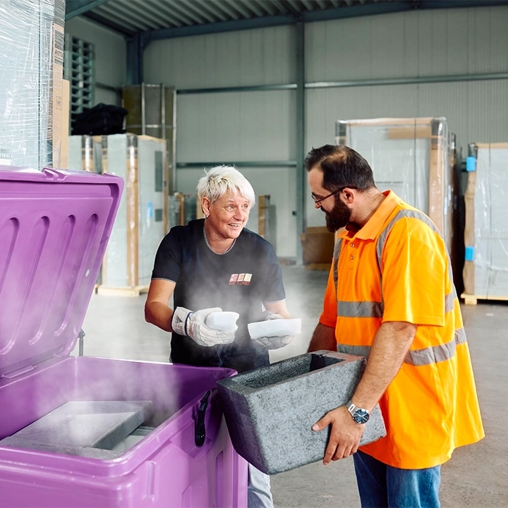 FET Thermokurier – Temperaturgeführte Transporte für Lebensmittel & Pharma Ein FET Mitarbeiter überprüft die Kühlbox eines Transportfahrzeugs – zuverlässige Thermotransporte für Lebensmittel, Pharma- und Medizinprodukte bei bis zu -25 °C.